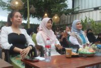 Rektor UTS Sumbawa, Niken Saptarini Widyawati (tengah), hadir di acara Senyum Puan dan menjadi pemateri di peringatan Hari Perempuan Internasional di Mataram, awal Maret lalu. Foto: Fitri/Senyum Puan