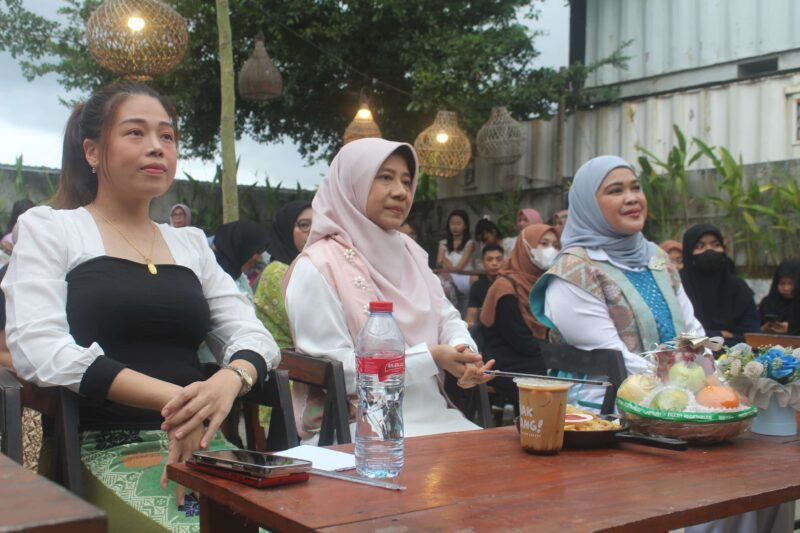 Rektor UTS Sumbawa, Niken Saptarini Widyawati (tengah), hadir di acara Senyum Puan dan menjadi pemateri di peringatan Hari Perempuan Internasional di Mataram, awal Maret lalu. Foto: Fitri/Senyum Puan