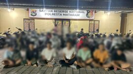 Terduga Pelaku Pencurian Kendaraan Bermotor di Gelandang ke Polresta Mataram. (Foto: Polresta Mataram)