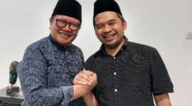 Terlihat Ketua DPW Partai NasDem NTB, H Rumaksi dan Ketua DPW Gelora NTB Lalu Pahrurrozi foto bersama saat kedua tokoh itu melakukan pertemuan di Kantor DPW NasDem NTB (foto/istimewa)