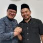 Terlihat Ketua DPW Partai NasDem NTB, H Rumaksi dan Ketua DPW Gelora NTB Lalu Pahrurrozi foto bersama saat kedua tokoh itu melakukan pertemuan di Kantor DPW NasDem NTB (foto/istimewa)