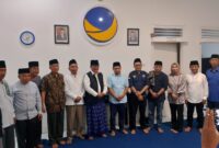 Bakal Calon Bupati, H Rumaksi dan Bakal Calon Wakil Bupati, Amrul Jihadi serta anggota Fraksi Partai NasDem dan Demokrat foto bersama seusai acara buka bersama di Kantor DPW NasDem NTB (foto/istimewa)