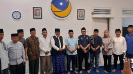 Bakal Calon Bupati, H Rumaksi dan Bakal Calon Wakil Bupati, Amrul Jihadi serta anggota Fraksi Partai NasDem dan Demokrat foto bersama seusai acara buka bersama di Kantor DPW NasDem NTB (foto/istimewa)