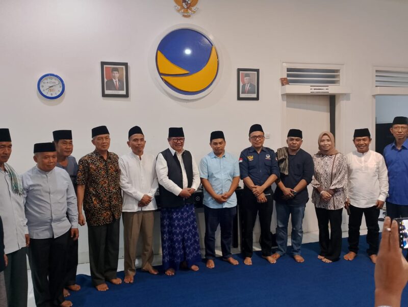 Bakal Calon Bupati, H Rumaksi dan Bakal Calon Wakil Bupati, Amrul Jihadi serta anggota Fraksi Partai NasDem dan Demokrat foto bersama seusai acara buka bersama di Kantor DPW NasDem NTB (foto/istimewa)