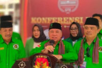 Arsip Ketua DPW PPP Nusa Tenggara Barat (NTB) Muzihir (tengah) didampingi Sekretaris DPW PPP NTB, Muh Akri (kanan) dan jajaran pengurus lainnya saat mendaftar bakal calon legislatif ke Kantor KPU NTB, Sabtu (13/5/2023