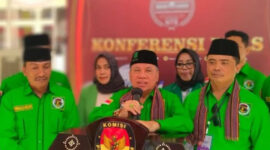 Arsip Ketua DPW PPP Nusa Tenggara Barat (NTB) Muzihir (tengah) didampingi Sekretaris DPW PPP NTB, Muh Akri (kanan) dan jajaran pengurus lainnya saat mendaftar bakal calon legislatif ke Kantor KPU NTB, Sabtu (13/5/2023