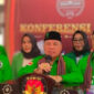 Arsip Ketua DPW PPP Nusa Tenggara Barat (NTB) Muzihir (tengah) didampingi Sekretaris DPW PPP NTB, Muh Akri (kanan) dan jajaran pengurus lainnya saat mendaftar bakal calon legislatif ke Kantor KPU NTB, Sabtu (13/5/2023