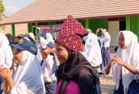 Januari 2024, salah satu siswi SMP di Senaru menggunakan pakaian adat seperti penutup kepala perempuan yang disebut Jong. Untuk kemben (dada) merupakan kain yang ditenun perempuan desa dengan motif Lombok Utara