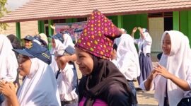 Januari 2024, salah satu siswi SMP di Senaru menggunakan pakaian adat seperti penutup kepala perempuan yang disebut Jong. Untuk kemben (dada) merupakan kain yang ditenun perempuan desa dengan motif Lombok Utara