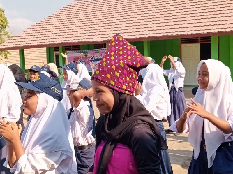 Januari 2024, salah satu siswi SMP di Senaru menggunakan pakaian adat seperti penutup kepala perempuan yang disebut Jong. Untuk kemben (dada) merupakan kain yang ditenun perempuan desa dengan motif Lombok Utara