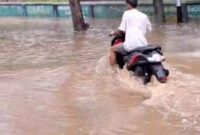 
Banjir bandang menerjang pemukiman warga Desa Persiapan Pengantap, Kecamatan Sekotong, Minggu sore lalu.