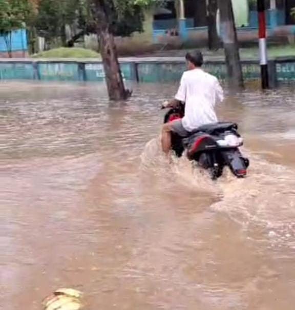 
Banjir bandang menerjang pemukiman warga Desa Persiapan Pengantap, Kecamatan Sekotong, Minggu sore lalu.