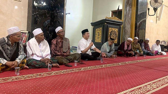 Juru Bicara Kemenlu Lalu Muhammad Iqbal saat silaturrahmi bersama tokoh agama di Desa Perempuan, Lombok Barat. 