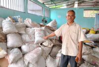 Direktur Bank Sampah, Kamaruddin memperlihatkan stok Pupuk Kasgot dalam kemasan yang siap diperjualbelikan