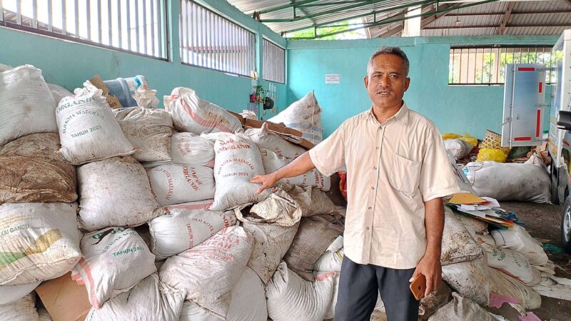 Direktur Bank Sampah, Kamaruddin memperlihatkan stok Pupuk Kasgot dalam kemasan yang siap diperjualbelikan