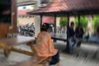 Gadis asal Kecamatan Keruak, Lombok Timur inisial SA (14) dirudapaksa tujuh pria usai salat tarawih saat melapor ke Polres Lombok Timur, Selasa (19/3/2024)