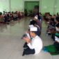 Santri di Pondok Pesantren Unwanul Falah di Desa Paok Lombok Kecamatan Suralaga setor hafalan Al Qur’an di bulan Ramadhan.