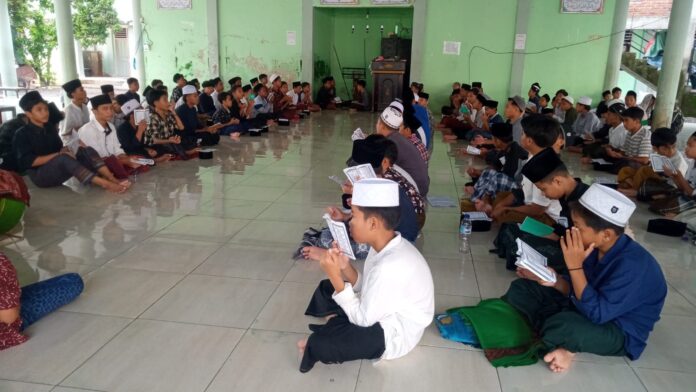 Santri di Pondok Pesantren Unwanul Falah di Desa Paok Lombok Kecamatan Suralaga setor hafalan Al Qur’an di bulan Ramadhan.