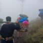 Para porter sedang membawa barang-barang pendaki menuju Gunung Rinjani