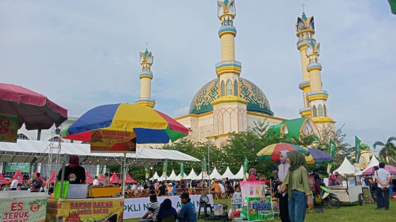 Suasana Gelegar Pesona Khasanah Ramadan 1445 H di kawasan Masjid Hubbul Wathan Islami Center, Kota Mataram, NTB.