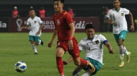 Pemain Tim Nasional Vietnam U-19 Nguyen Van Truong (kiri) berebut bola dengan pemain Indonesia U-19 Muhammad Ferarri (kanan) dalam laga penyisihan Grup Piala AFF U19 2022 di Stadion Patriot Chandrabhaga, Bekasi, Jawa Barat, Sabtu 2 Juli 2022.  (ANTARA FOTO/Fakhri Hermansyah)