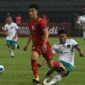 Pemain Tim Nasional Vietnam U-19 Nguyen Van Truong (kiri) berebut bola dengan pemain Indonesia U-19 Muhammad Ferarri (kanan) dalam laga penyisihan Grup Piala AFF U19 2022 di Stadion Patriot Chandrabhaga, Bekasi, Jawa Barat, Sabtu 2 Juli 2022.  (ANTARA FOTO/Fakhri Hermansyah)