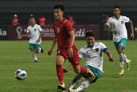 Pemain Tim Nasional Vietnam U-19 Nguyen Van Truong (kiri) berebut bola dengan pemain Indonesia U-19 Muhammad Ferarri (kanan) dalam laga penyisihan Grup Piala AFF U19 2022 di Stadion Patriot Chandrabhaga, Bekasi, Jawa Barat, Sabtu 2 Juli 2022.  (ANTARA FOTO/Fakhri Hermansyah)