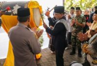 Walikota Mataram H. Mohan Roliskana saat merayakan Lebaran Topat tahun lalu di Makam Loang Baloq (Foto: RRI/Dok. Kominfo Mataram)