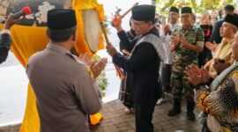 Walikota Mataram H. Mohan Roliskana saat merayakan Lebaran Topat tahun lalu di Makam Loang Baloq (Foto: RRI/Dok. Kominfo Mataram)