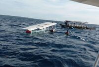 Kondisi pemancing yang ditemukan dalam kondisi kapal terisi air. Foto: Humas Polres Lombok Timur.