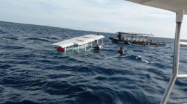 Kondisi pemancing yang ditemukan dalam kondisi kapal terisi air. Foto: Humas Polres Lombok Timur.