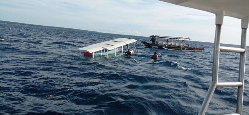Kondisi pemancing yang ditemukan dalam kondisi kapal terisi air. Foto: Humas Polres Lombok Timur.