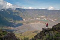 Puncak Tambora, yang mulai menjadi destinasi pendakian setelah Gunung Rinjani.