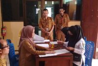 Sejumlah peserta PPPK Kabupaten Sumbawa yang lolos seleksi saat menandatangani perjanjian kerjasama di Kantor BKPSDM Kabupaten Sumbawa