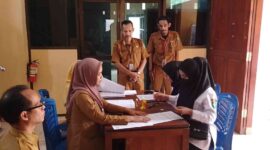 Sejumlah peserta PPPK Kabupaten Sumbawa yang lolos seleksi saat menandatangani perjanjian kerjasama di Kantor BKPSDM Kabupaten Sumbawa