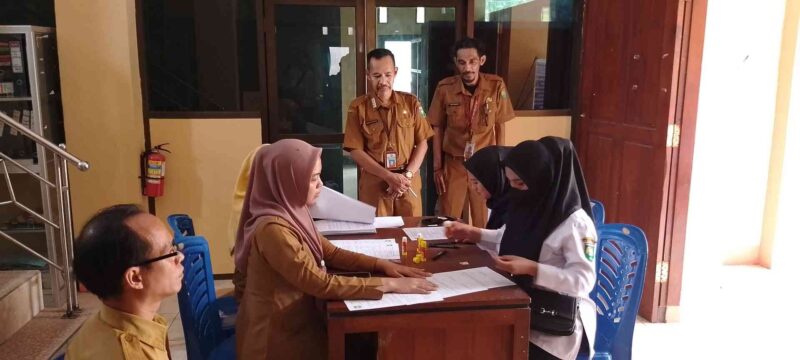 Sejumlah peserta PPPK Kabupaten Sumbawa yang lolos seleksi saat menandatangani perjanjian kerjasama di Kantor BKPSDM Kabupaten Sumbawa