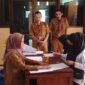 Sejumlah peserta PPPK Kabupaten Sumbawa yang lolos seleksi saat menandatangani perjanjian kerjasama di Kantor BKPSDM Kabupaten Sumbawa