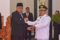 Penjabat (Pj) Gubernur NTB, Drs. H. Lalu Gita Ariadi, resmi melantik H. Ilham sebagai Penjabat (Pj) Bupati Lombok Barat (Lobar). (Foto: Biro Adpim)