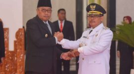 Penjabat (Pj) Gubernur NTB, Drs. H. Lalu Gita Ariadi, resmi melantik H. Ilham sebagai Penjabat (Pj) Bupati Lombok Barat (Lobar). (Foto: Biro Adpim)