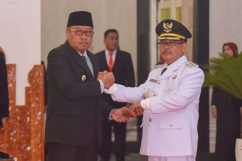 Penjabat (Pj) Gubernur NTB, Drs. H. Lalu Gita Ariadi, resmi melantik H. Ilham sebagai Penjabat (Pj) Bupati Lombok Barat (Lobar). (Foto: Biro Adpim)