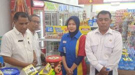 Dinas Perdagangan Lombok Timur saat melakukan sidak di salah satu minimarket di Kota Selong