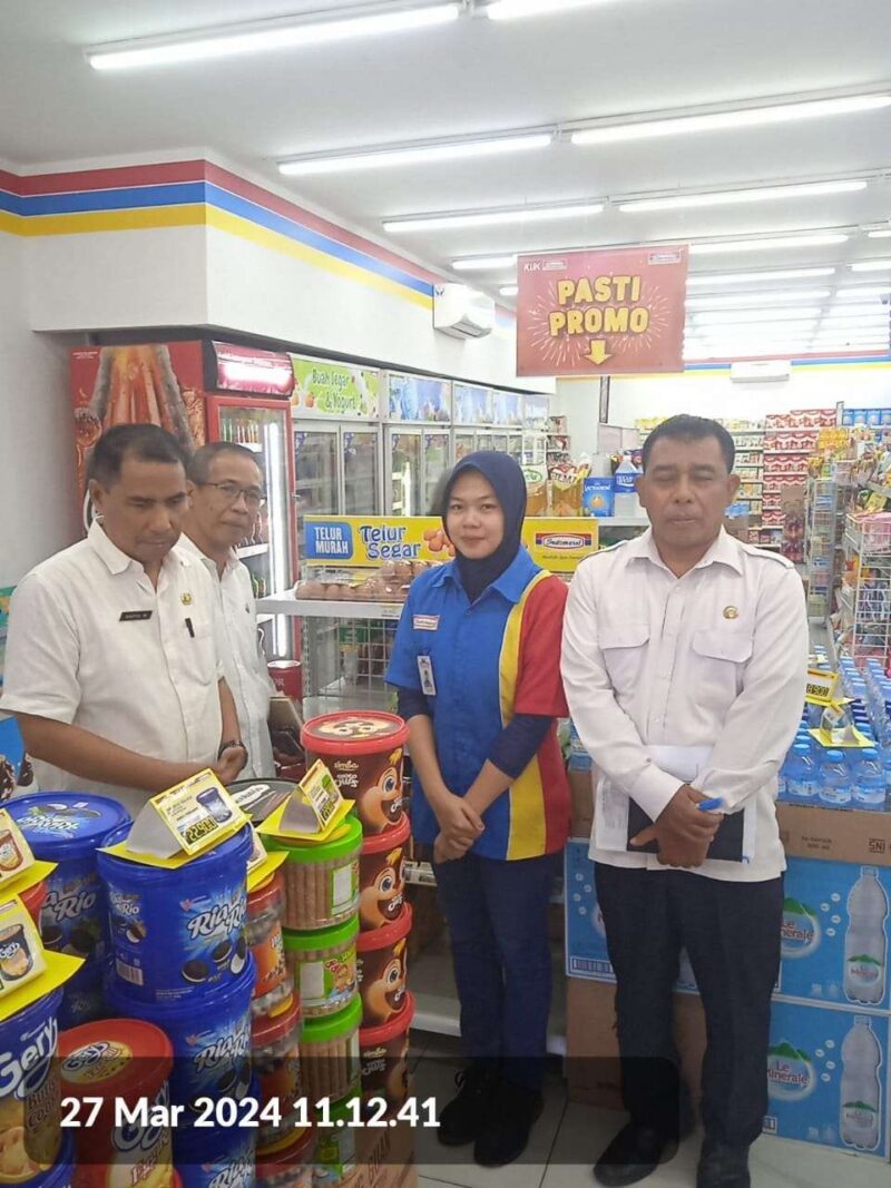 Dinas Perdagangan Lombok Timur saat melakukan sidak di salah satu minimarket di Kota Selong