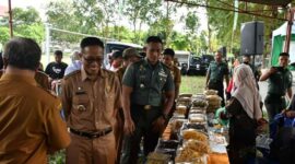 Bupati Lotim bersama Dandim 1615/ Lotim mengunjungi stan UMKM dalam kegiatan Gerakan Pangan Murah di Lapangan Nasional