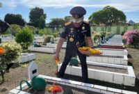 Kakanwil Kemenkumham NTB, Parlindungan melakukan ziarah tabur bunga di beberapa makam pahlawan. (Foto: Dok. Kemenkumham NTB)