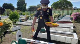 Kakanwil Kemenkumham NTB, Parlindungan melakukan ziarah tabur bunga di beberapa makam pahlawan. (Foto: Dok. Kemenkumham NTB)