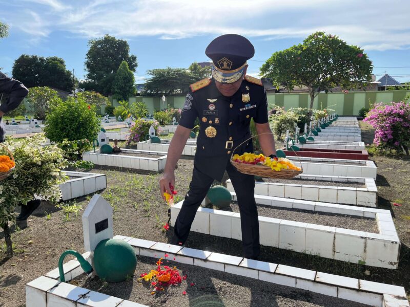 Kakanwil Kemenkumham NTB, Parlindungan melakukan ziarah tabur bunga di beberapa makam pahlawan. (Foto: Dok. Kemenkumham NTB)