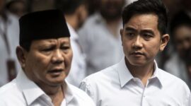 Prabowo-Gibran sudah menjadi presiden dan wakil presiden terpilih. Tapi, sampai saat ini, mereka masih menjabat sebagai Menhan dan Wali Kota Solo

Menanggapi hal itu, Ketua Harian DPP Partai Gerindra, Sufmi Dasco Ahmad menegaskan bahwa presiden terpilih, Prabowo Subianto tak akan mundur dari jabatannya sebagai menteri pertahanan saat ini.

Dasco menuturkan, Prabowo akan menyelesaikan tugas-tugasnya sebagai menteri pertahanan hingga masa jabatannya selesai.