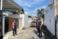Personel Satuan Samapta Polres Sumbawa saat melakukan patroli ke salah satu rumah warga yang kosong karena ditinggal mudik lebaran