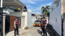 Personel Satuan Samapta Polres Sumbawa saat melakukan patroli ke salah satu rumah warga yang kosong karena ditinggal mudik lebaran