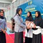 Kepala Lapas Perempuan Kelas III Mataram Riva Dilyanti menyerahkaan remisi khusus Hari Raya Idulfitri 1445 H secara simbolis kepada napi Lapas Perempuan Mataram. (Foto: Humas Lapas Perempuan Kelas III Mataram)